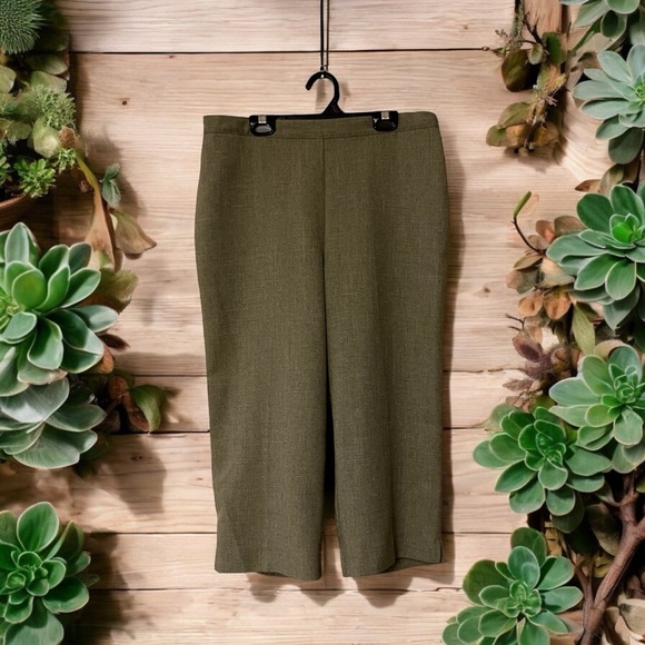 Alfred Dunner Army Green Woven Linen-look Capris - Picture 14 of 14